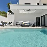 Oasis - Five Bedroom With Private Pool * トロギール