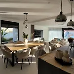 Oasis - Five Bedroom With Private Pool * トロギール