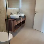 Oasis - Five Bedroom With Private Pool * トロギール
