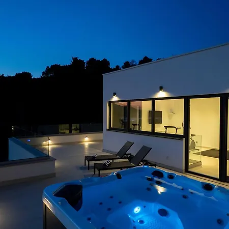 Villa Oasis - Five Bedroom With Private Pool Trogir