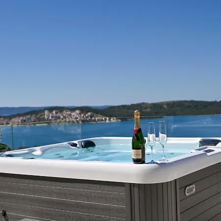 Villa Oasis - Five Bedroom With Private Pool *