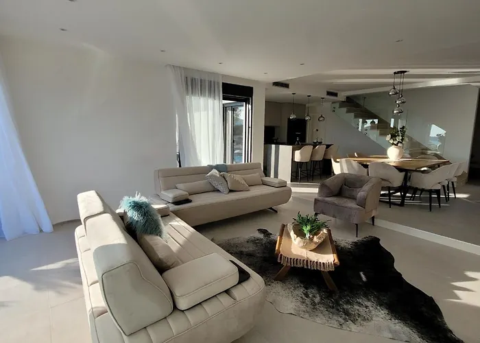 Oasis - Five Bedroom With Private Pool Trogir
