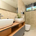 Villa Oasis - Five Bedroom With Private Pool *