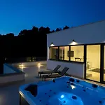 Villa Oasis - Five Bedroom With Private Pool Trogir
