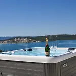 Villa Oasis - Five Bedroom With Private Pool *