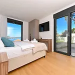 Villa Oasis - Five Bedroom With Private Pool Trogir