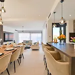Villa Oasis - Five Bedroom With Private Pool