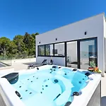 Oasis - Five Bedroom With Private Pool * Trogir