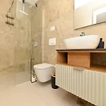 Villa Oasis - Five Bedroom With Private Pool *