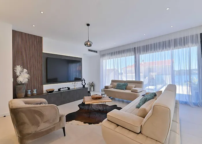 Oasis - Five Bedroom With Private Pool فيلة تروغير