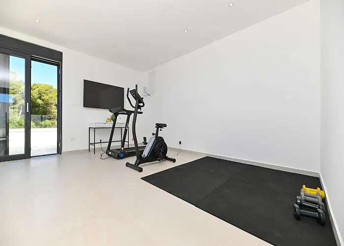 Oasis - Five Bedroom With Private Pool فيلة تروغير