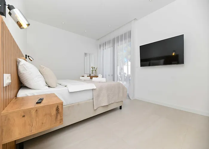 Oasis - Five Bedroom With Private Pool فيلة تروغير