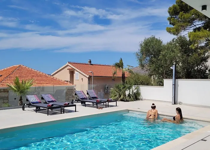 Oasis - Five Bedroom With Private Pool فيلة *