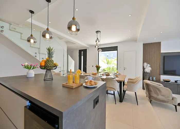 Oasis - Five Bedroom With Private Pool تروغير