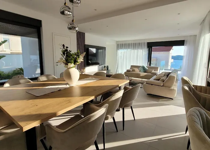 Oasis - Five Bedroom With Private Pool فيلة *