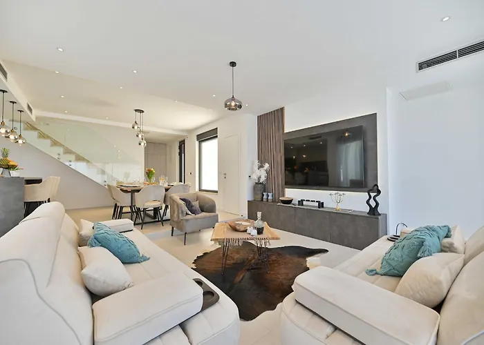 Oasis - Five Bedroom With Private Pool فيلة *