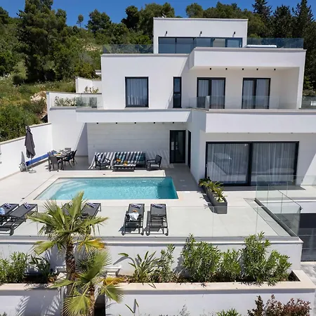 Villa Oasis - Five Bedroom With Private Pool Trogir