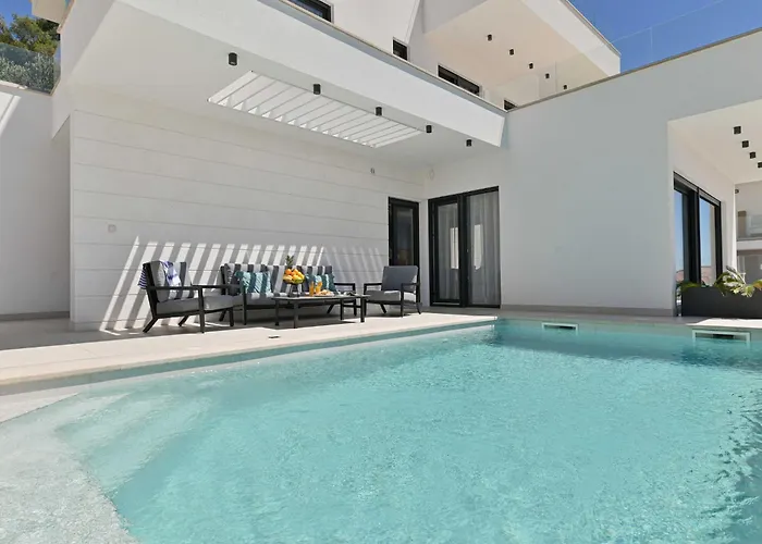 Villa Oasis - Five Bedroom With Private Pool *