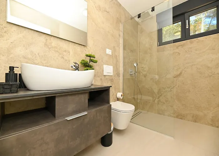 Villa Oasis - Five Bedroom With Private Pool Trogir